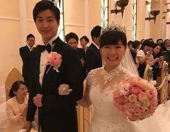 老公|原创福原爱素颜庆祝结婚四周年，面对老公满面笑意，打破产后抑郁传闻