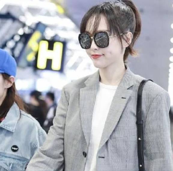 西装|唐嫣最近亮相机场，灰色西装配运动裤，别有一番时尚风味