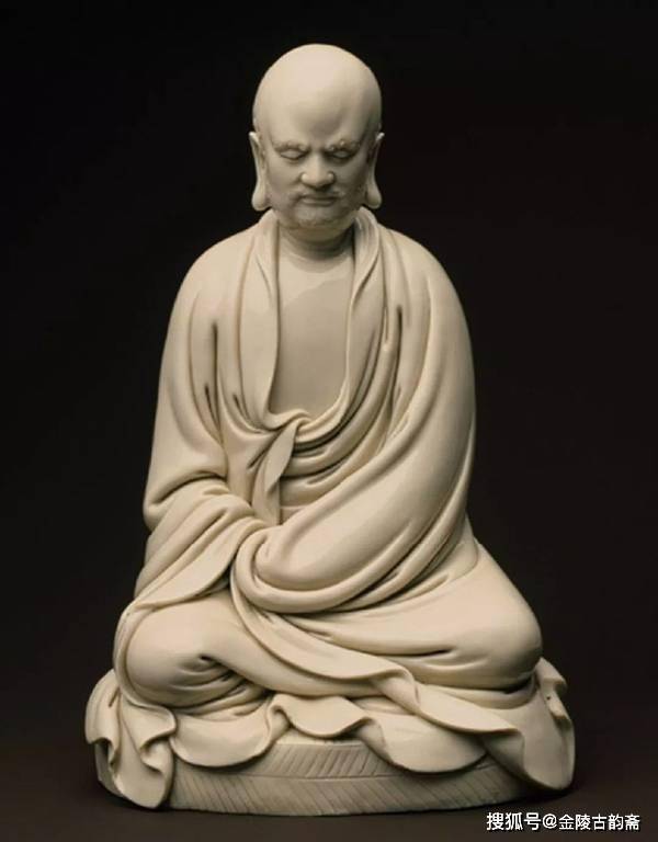 德化陶瓷，享誉天下。德化陶瓷不仅是“海上丝绸之路”最主要的贸易品之一，也是中国陶瓷走向世界的一面旗帜，是连接东西方贸易、传载东西方文明的桥梁纽带和历史见证。德化陶瓷，更是世界瓷塑艺术的发祥地，德化瓷塑艺术，照亮了世界一段灿烂的瓷史，被誉为“世上独一无二的珍品”“天下共宝之”。 