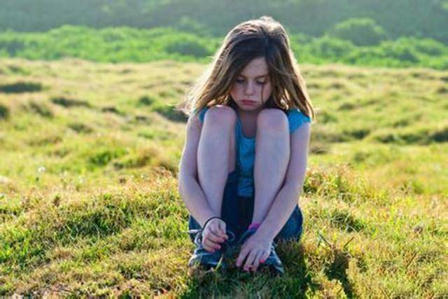 孩子|出现了这8个征兆，说明孩子内心很自卑，家长及时引导很关键