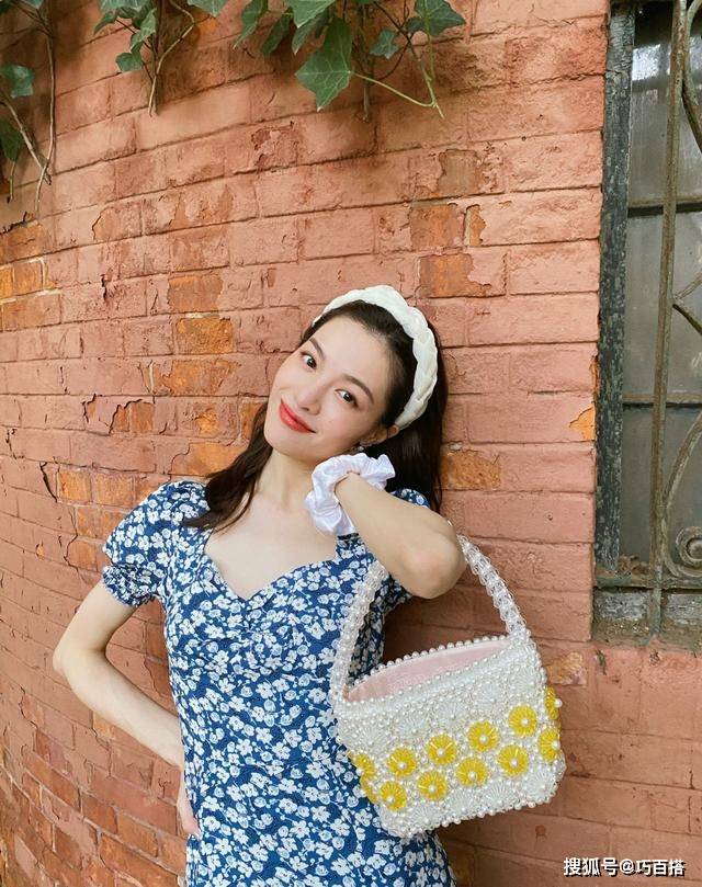 贵妇|钟楚曦难得“低调”一回!趣味碎花却穿出了贵妇感,复古优雅范儿