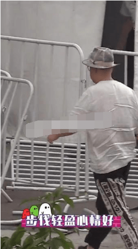 天真|徐峥杨天真先后现身，前者衣服褶皱挺着啤酒肚，后者手术后暴瘦