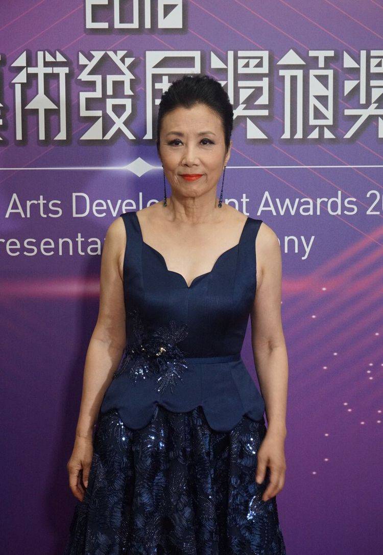 73岁汪明荃越老越爱美,穿礼服"扮嫩"好洋气,皱纹明显也不怕!