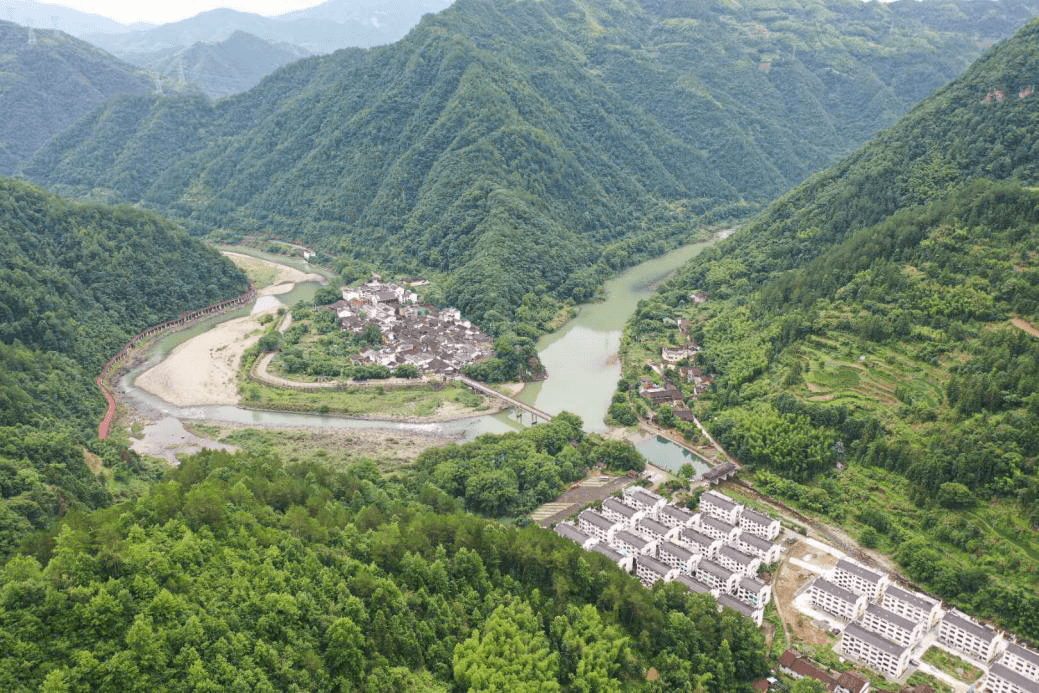 社会实践|浙江传媒学院浙时红传暑期实践团队实地考察学习“畲乡之窗”改革开放史