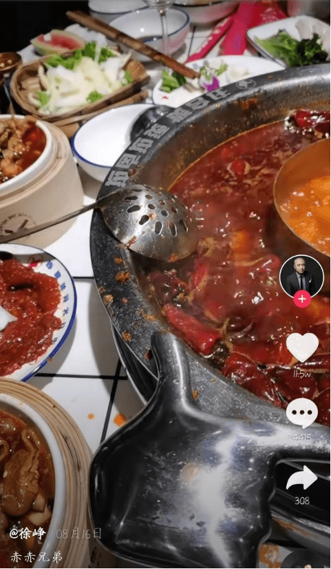 天真|徐峥杨天真先后现身，前者衣服褶皱挺着啤酒肚，后者手术后暴瘦