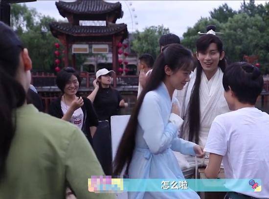 袁冰妍坐在成毅腿上两人的反应都太滑稽了