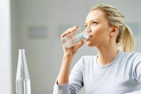 睡前多久不要喝太多水 b18422abcf8b446eb81123ee5fabda2f.jpeg