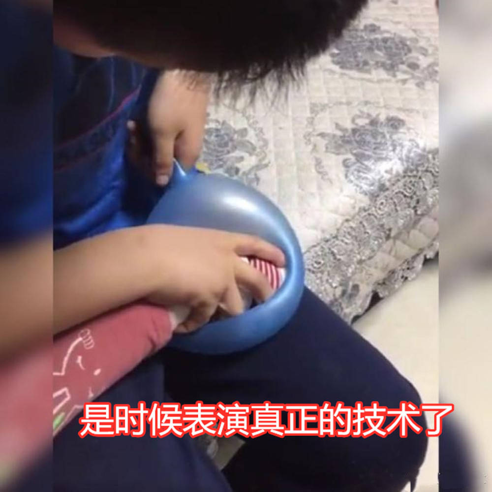 哥哥|网友：有点捂脚，但感觉好暖心！哥哥用气球帮妹妹做“学步鞋”