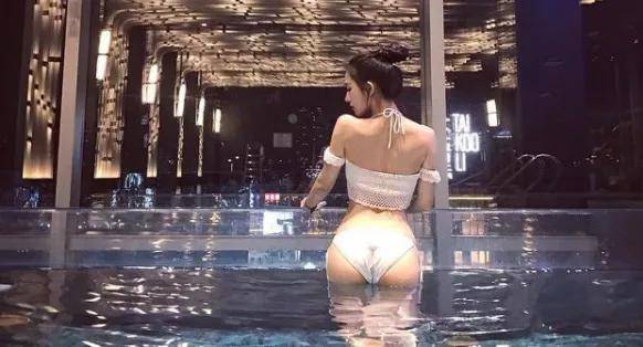 富豪|48岁照样演少女？！还被富豪疯狂追求上热搜，她段位太高了...