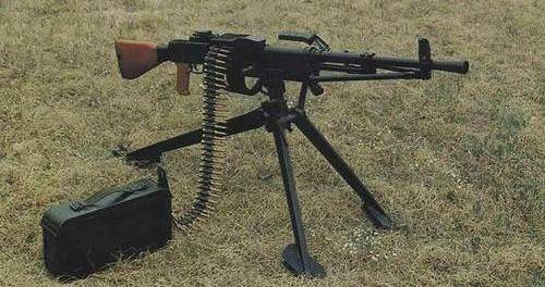 机枪两边一般都有两个小盾牌，是保护机枪手的