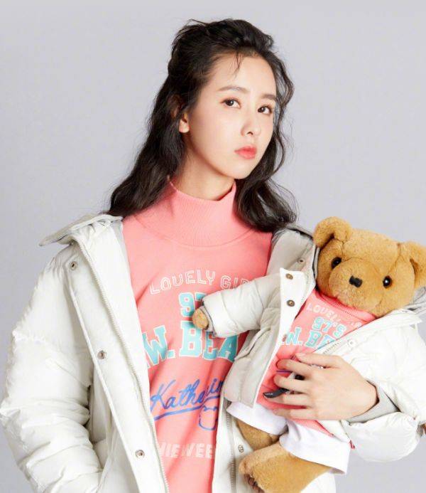 风格|陈都灵不再走甜美风格，一袭白裙秀香肩，有“料”身材让人意外