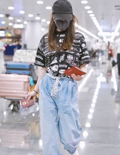 反差|“清新色系”已经过时,跟着迪丽热巴穿“反差系”服装,又酷又潮