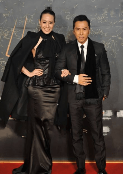 小黑裙搭什么西装 f7800ba728774febb7fd9373640107ee.png