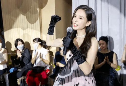 商演|李若彤一场商演捞金35万?54岁的她现身商演,身材保持线条完美