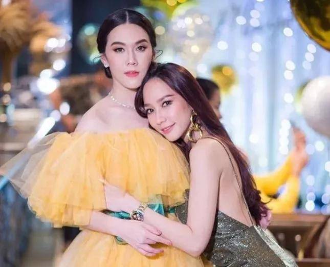 女明星|爆红时敢帮闺蜜打小三的女明星就只有她了！！