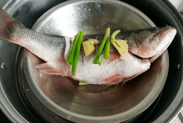 怎么挑选鲜活清蒸鱼 保证鱼肉滑口 ca2cbf4705ed41aa96ad2315a804fb63.png