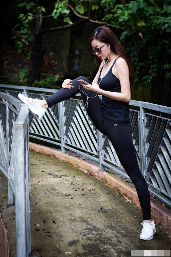 腹肌|40岁熊黛林晒素颜照超惊艳，有6块腹肌不像两女之母