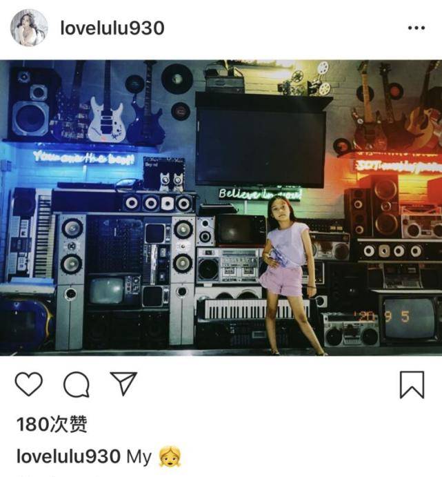 李小璐晒女儿近照，甜馨长发披肩，手叉腰秀大