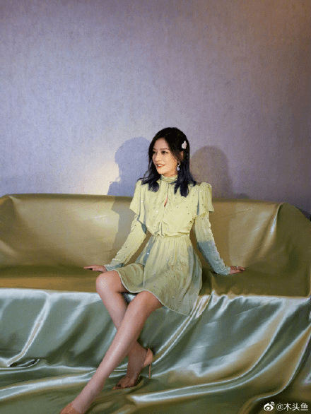 一手|杨幂一手流量一手奶狗？少女感才不是她的绝杀，模仿大花的手段才是真....