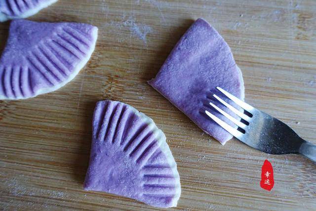 风车|蒸出来的花式馒头，像个风车又像是一朵花用一个紫薯