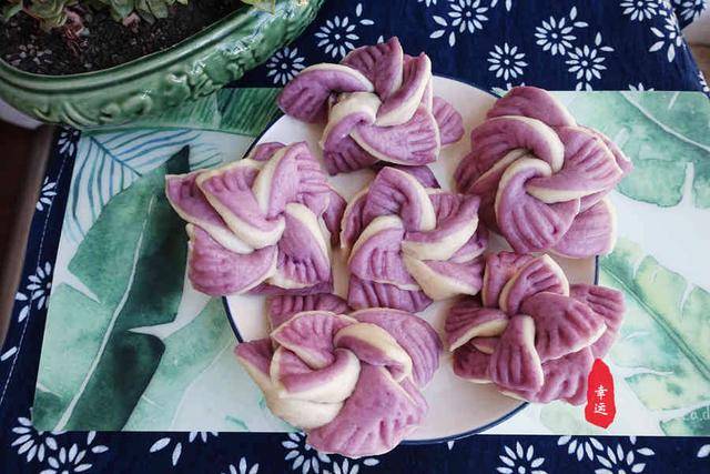 风车|蒸出来的花式馒头，像个风车又像是一朵花用一个紫薯