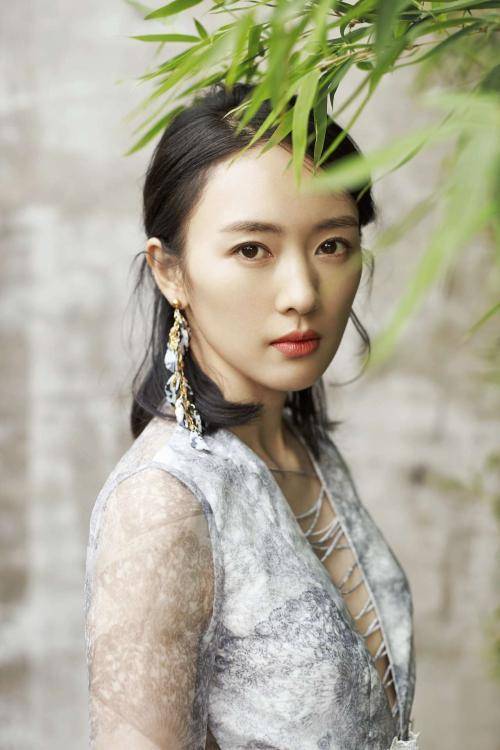 西装|童瑶穿香槟色西装，优雅端庄女人味十足，85后气质女生实至名归