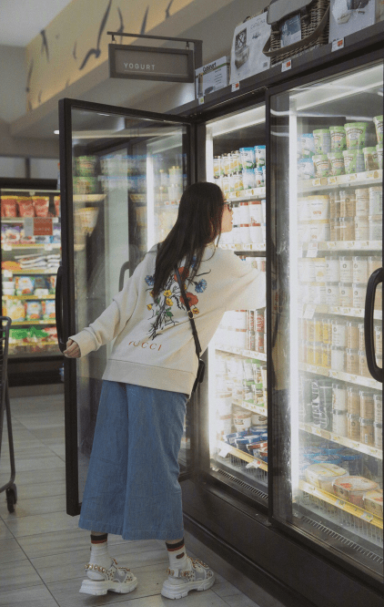 连衣裙|倪妮穿黑色吊带连衣裙，大秀完美好身材，风情万种令人着迷