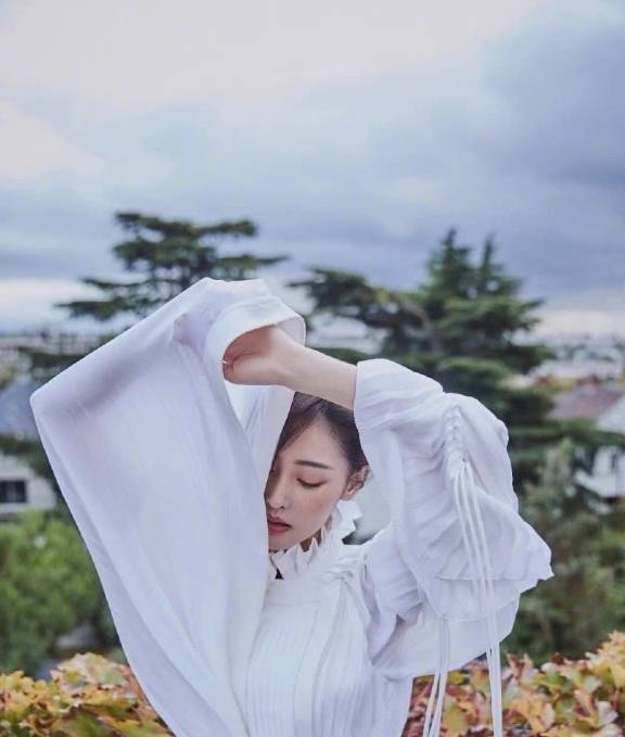 白裙|出道5年的张天爱越来越有范了！一袭白裙上身街拍美若“天仙”
