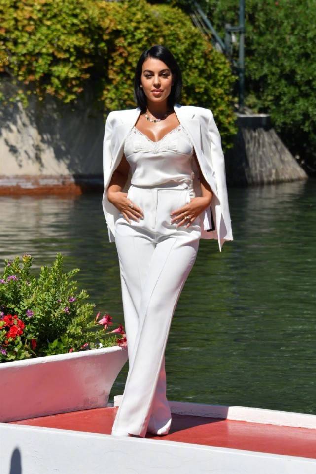 吊牌|C罗未婚妻乔治娜太寒酸，出席活动穿西装竟是借来的？吊牌都没摘