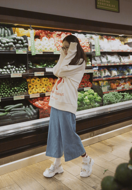 连衣裙|倪妮穿黑色吊带连衣裙，大秀完美好身材，风情万种令人着迷