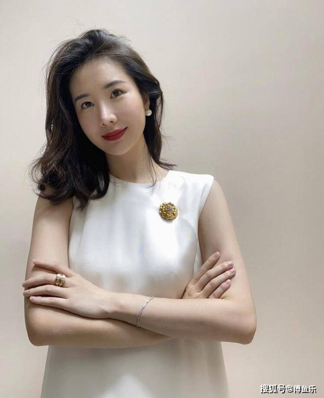 性感|董花花张大奕穿搭大pk,素雅和性感,两人自夸方式大不同!