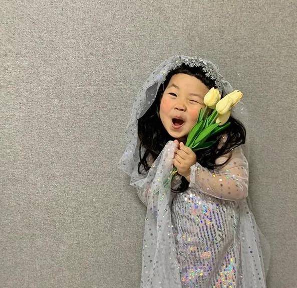 惠珠|太上头了!5岁女孩活成了"土味大妈",每一帧表情都超治愈