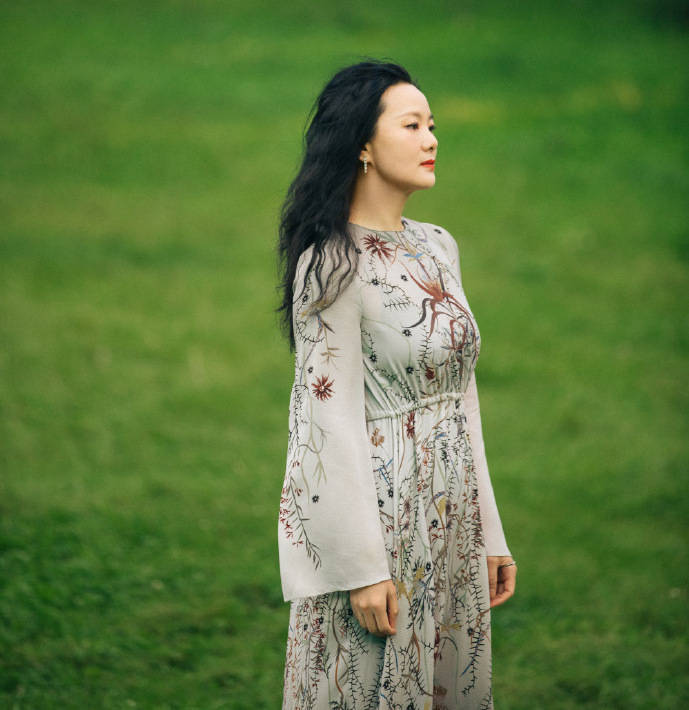 身材|又被咏梅惊艳了，微胖身材依然把碎花裙穿出高级美，这气质真绝