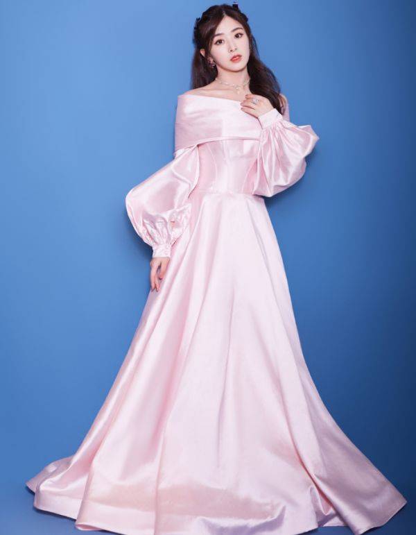 水蜜桃|张含韵也成“水蜜桃女孩”?穿JK裙大方秀腿,这身材才是男士最爱