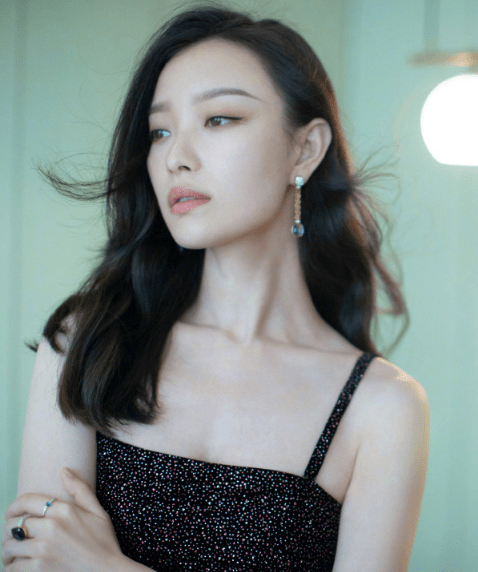 连衣裙|倪妮穿黑色吊带连衣裙，大秀完美好身材，风情万种令人着迷