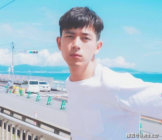 发型|男生头发尽量不要超过耳朵，今年流行这些“短发”，时髦显帅气