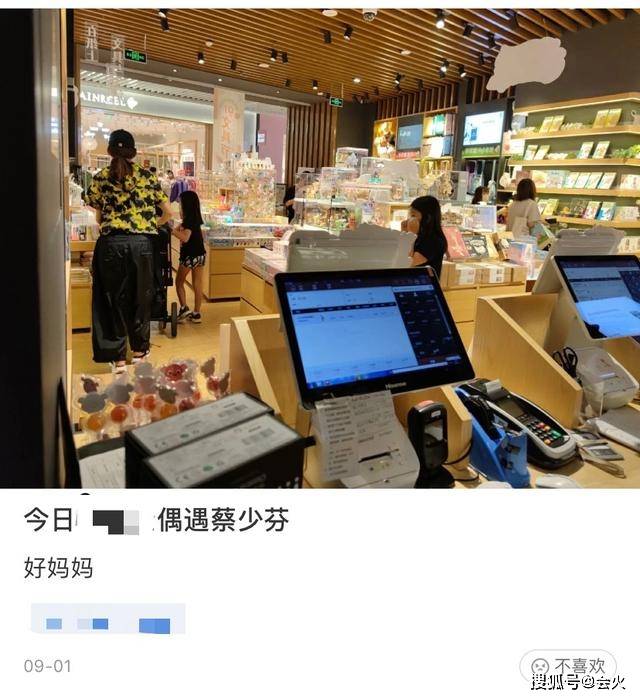 蔡少芬罕见晒三胎儿子!一家五口回重庆老家