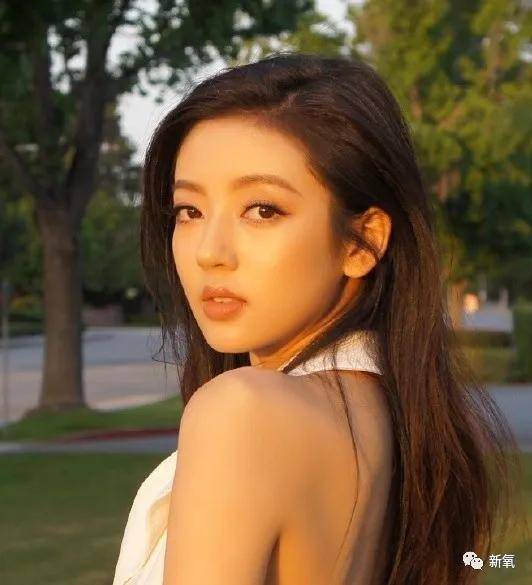 立体度|她不是安以轩亲妹吗？怎么出道5年都没火，还被骂到差点退圈？