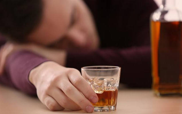 肝硬化|中年男因腹泻查出肝硬化，医生：肝脏病变时，身体会出现“2黄、1臭”信号