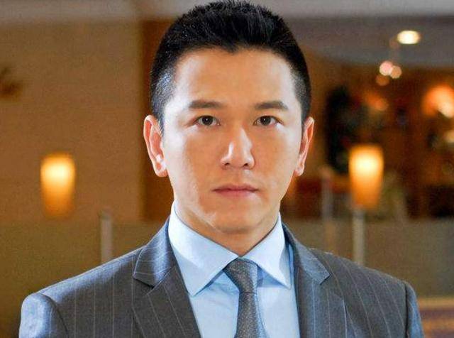 “小鲜肉鼻祖”温兆伦录视频耍帅，55岁依然有型