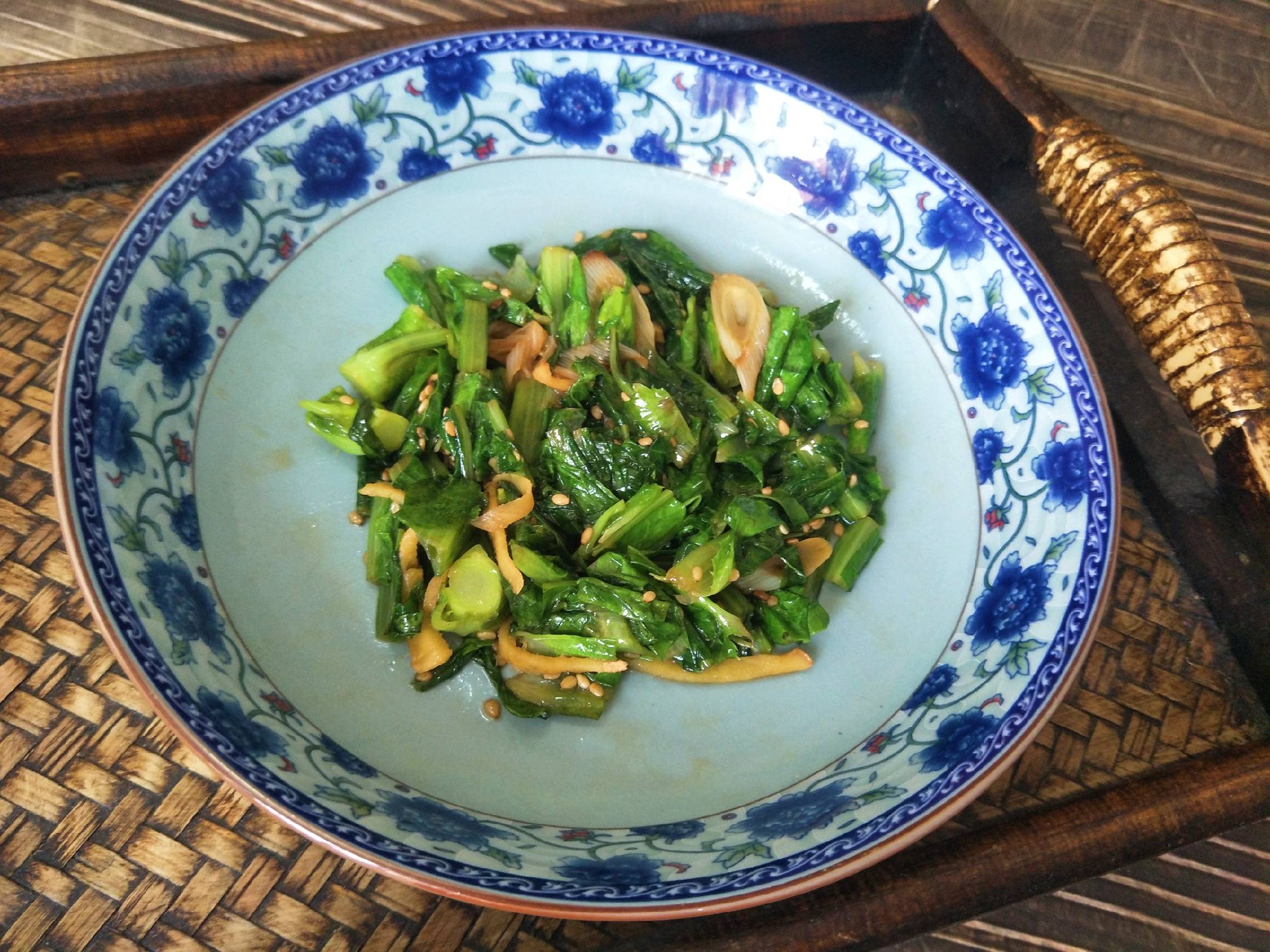 莴苣叶子别浪费，再少也炒一盘，清脆好吃，撒把芝麻更香_手机搜狐网