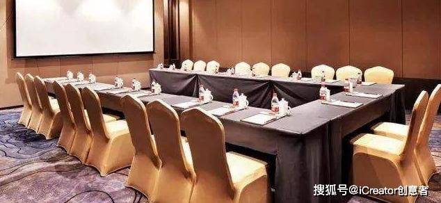 董事会议:会议桌摆放在会议室中间,椅子摆在会议桌外侧的一种摆台形式