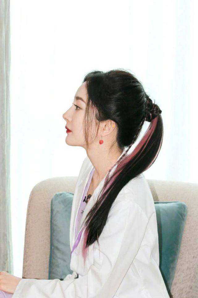 发型|挂耳染发型你尝试了吗？女星们纷纷挑战，减龄感十足有“女团味”