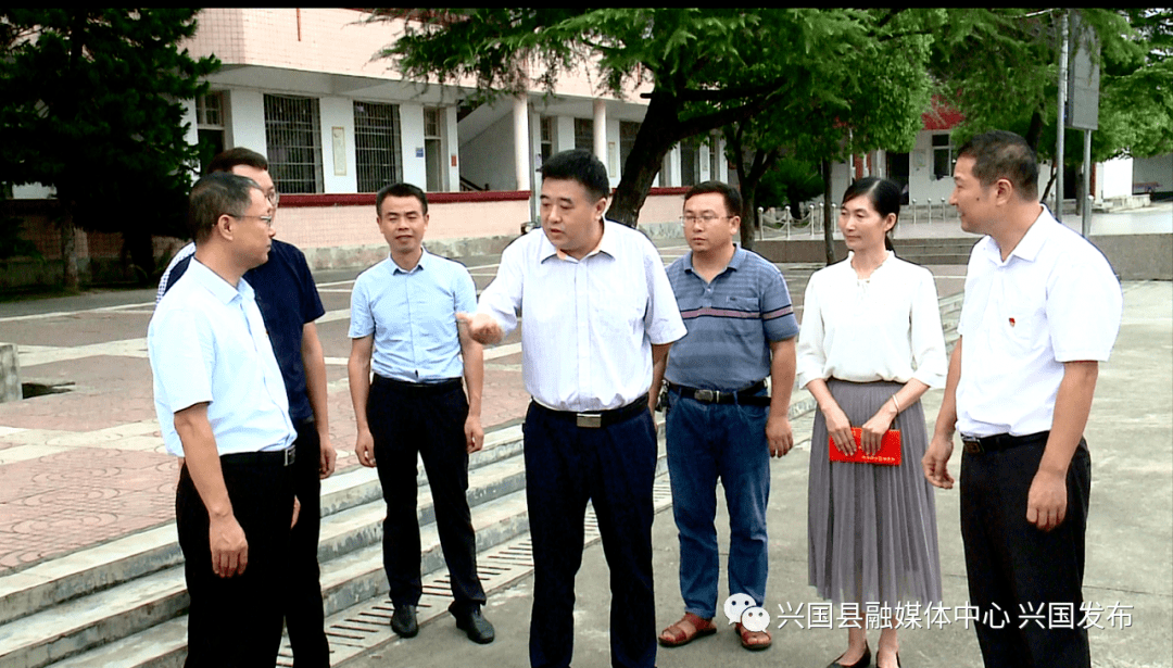 县委书记赖晓军,县委副书记,县长陈黎等县领导教师节走访慰问我县优秀