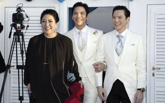 郭爸|原创向佐晒照庆祝结婚一周年，笑容幸福，力证与郭碧婷恩爱如初