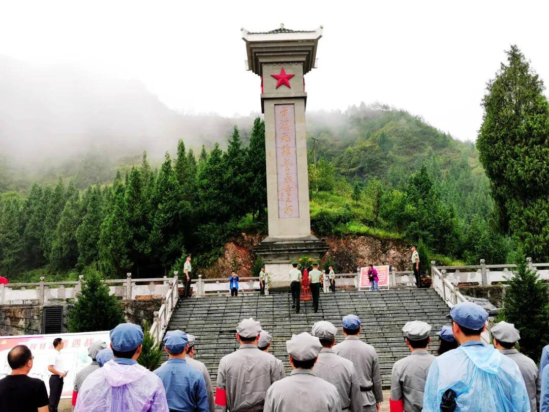 在甘溪红军烈士纪念碑前,瞻仰纪念碑 观看红色文艺节目表演启动