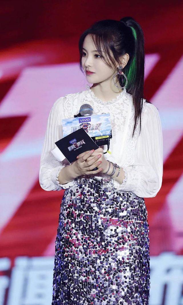 发型|挂耳染发型你尝试了吗？女星们纷纷挑战，减龄感十足有“女团味”