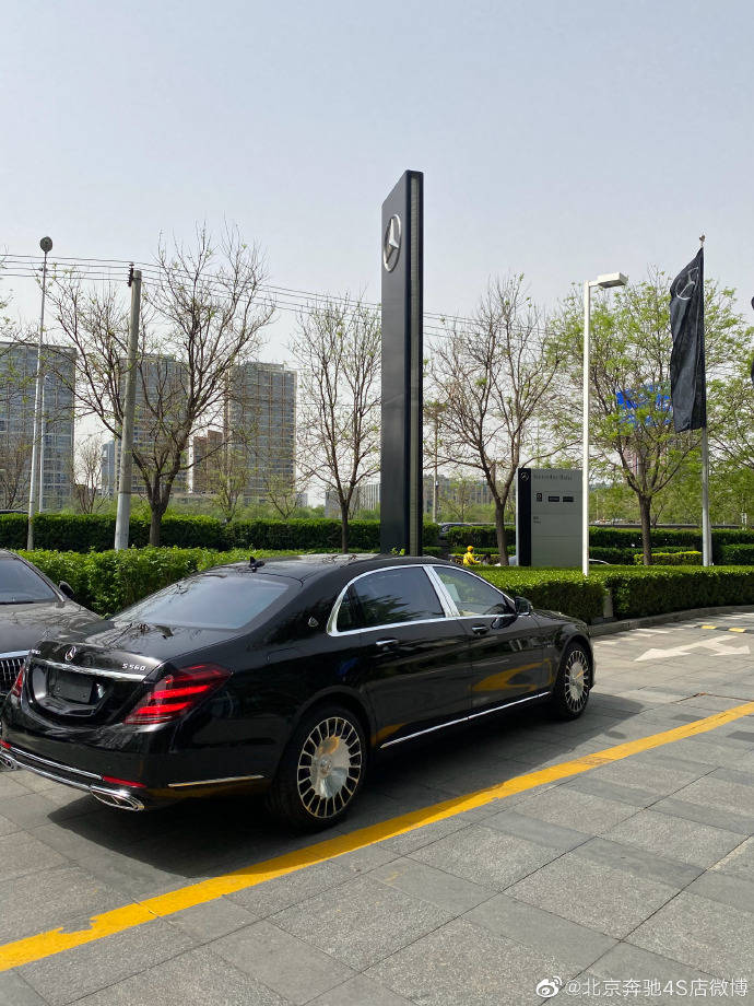 向至高荣誉进发 实拍2020款奔驰迈巴赫s560 北京奔驰4s店