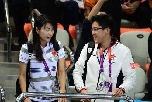 8年|原创郭晶晶拼4胎传闻破灭，霍启刚亲口否认，公婆回答暴露郭晶晶地位