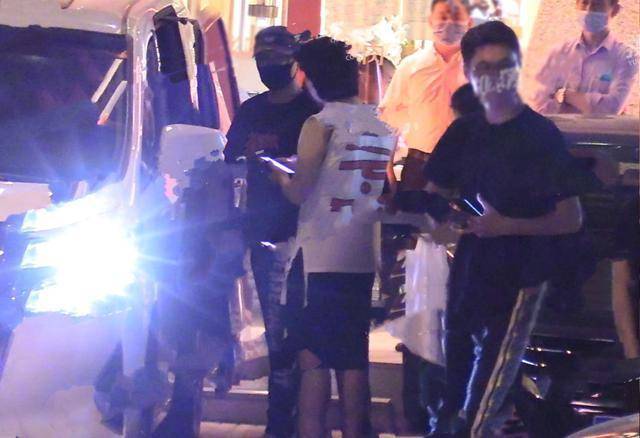 羽绒服|章子怡一家吃烤肉！国际章全副武装一路低头，放飞自我生怕被认出